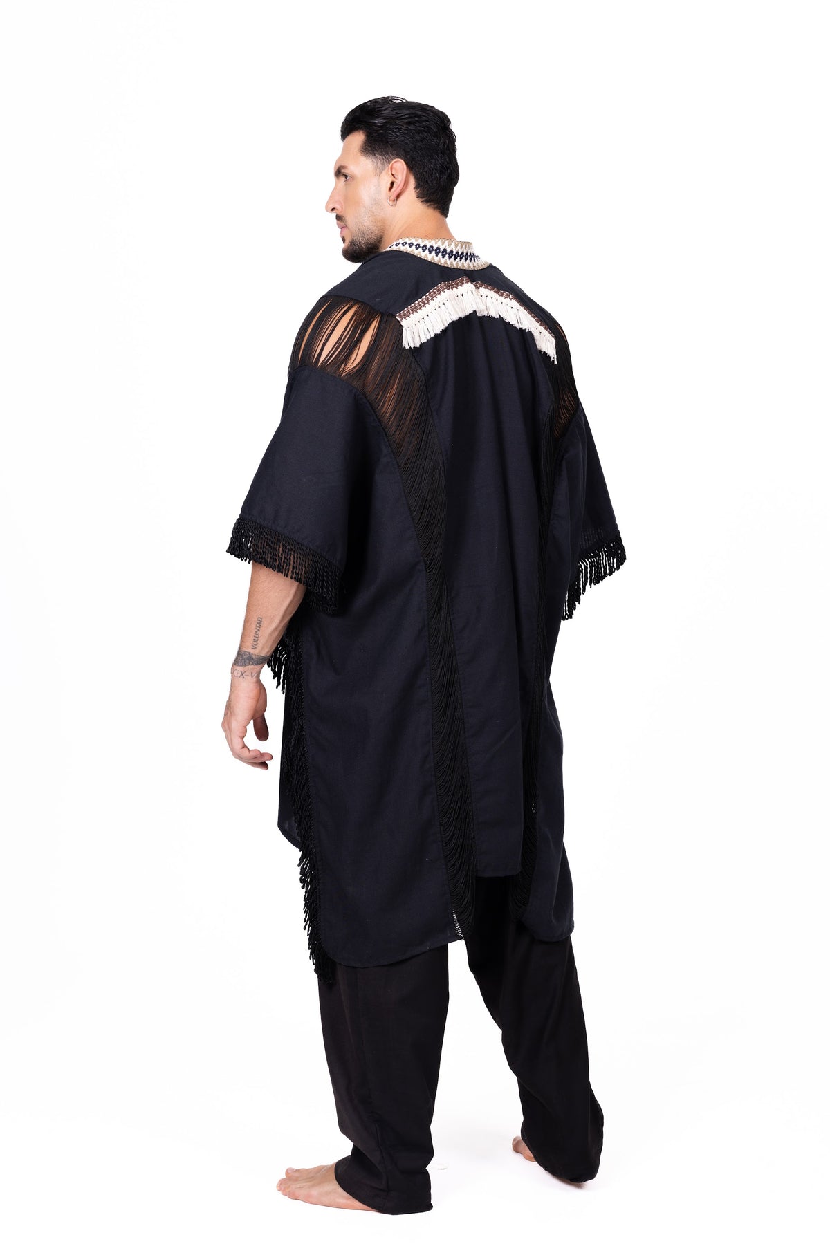 Kimono negro con flecos y ribete bordado Anaia, foto 4