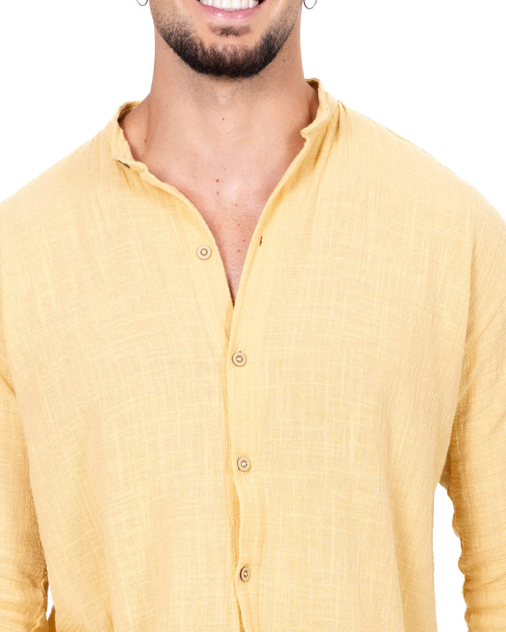 Detalle Camisa manga larga cuello mao amarilla Anaia