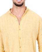 Detalle Camisa manga larga cuello mao amarilla Anaia