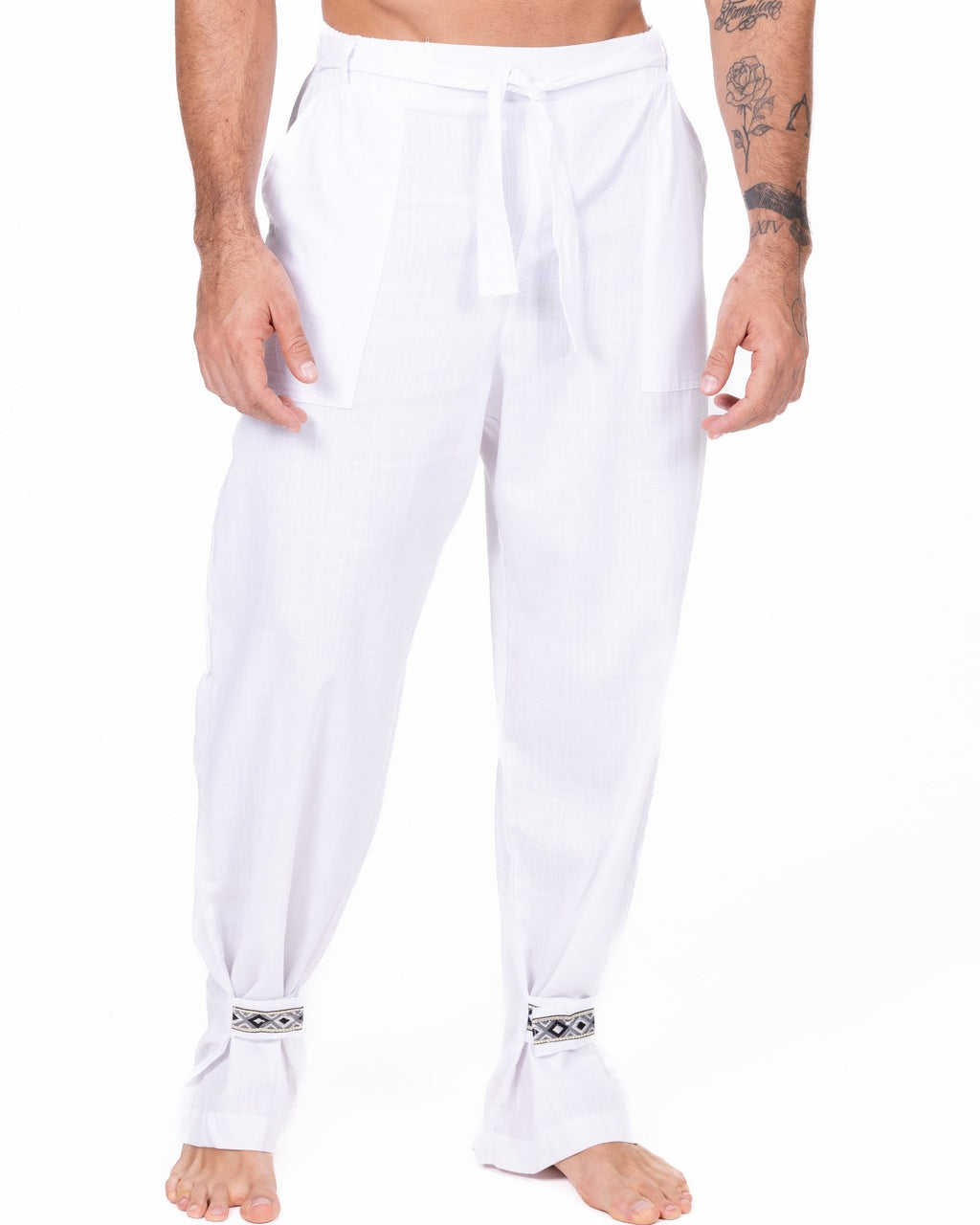 Detalle Pantalón blanco con puño en el tobillo Anaia