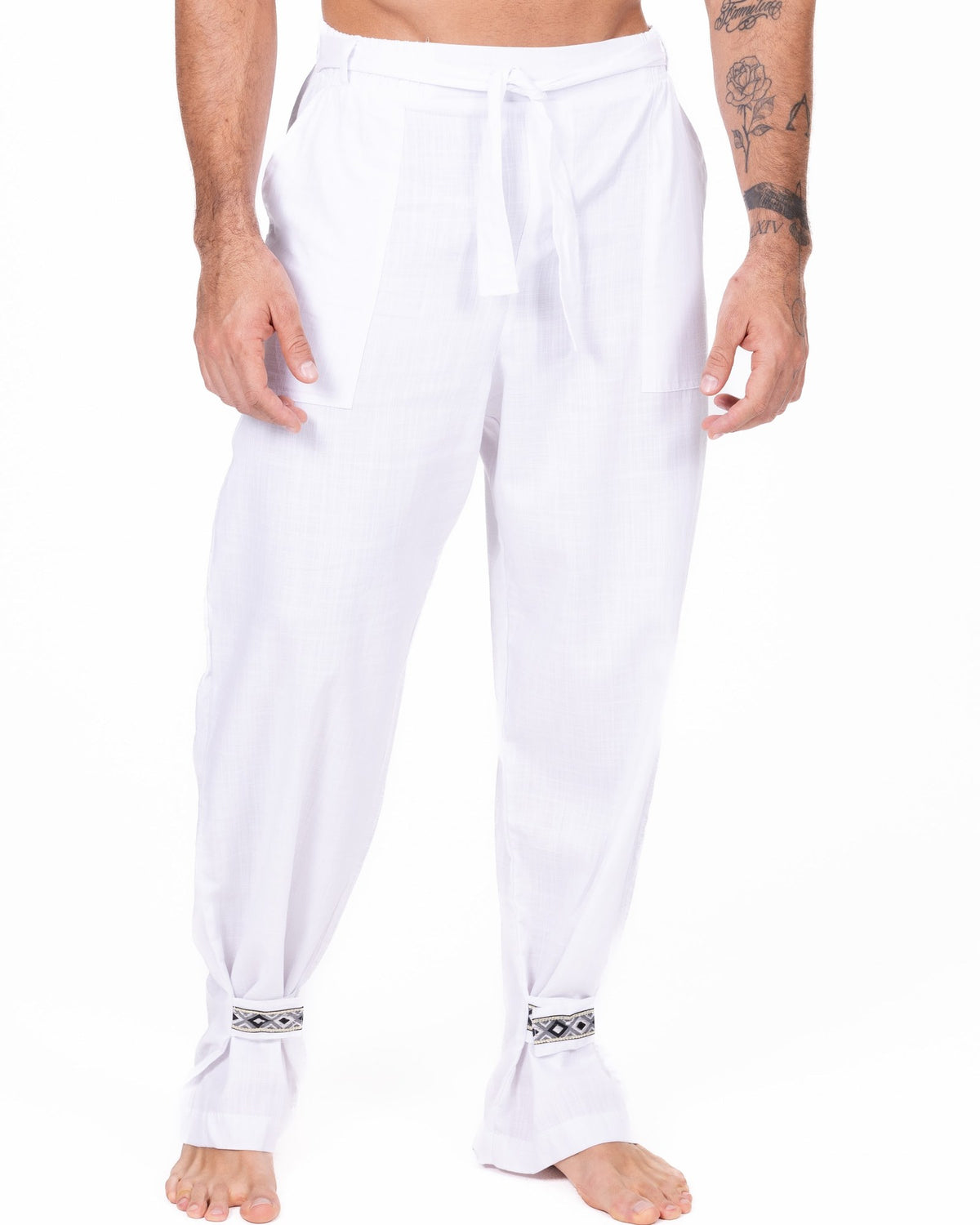 Detalle Pantalón blanco con puño en el tobillo Anaia