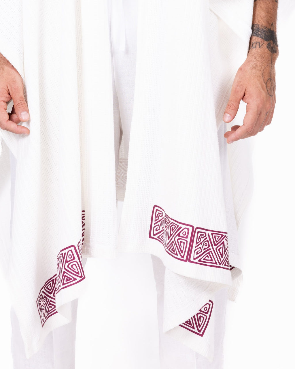 Detalle Poncho blanco con capota y ribete bordado Anaia