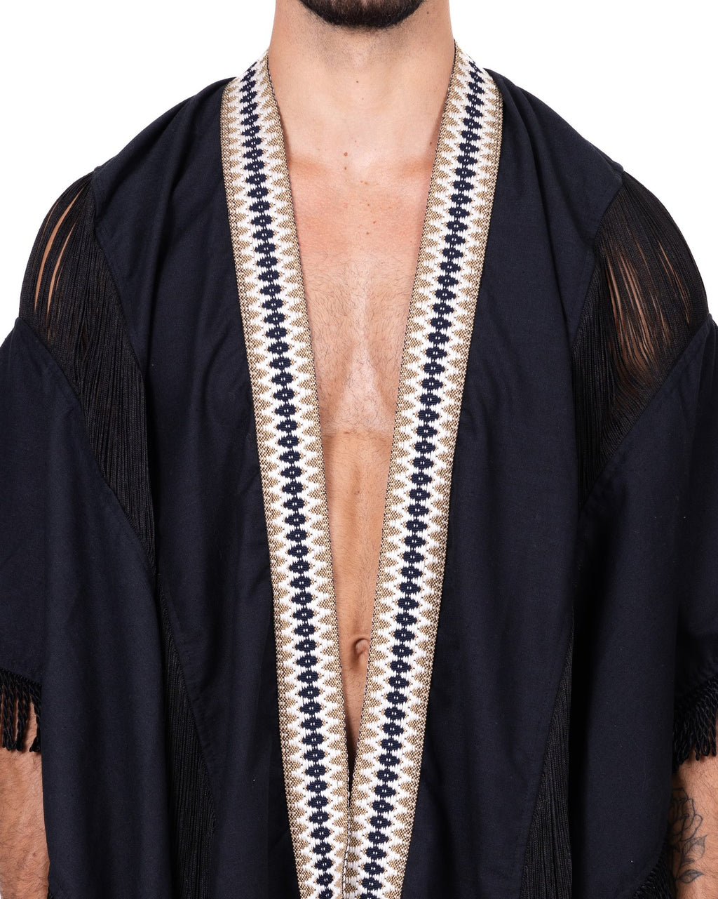 Detalle Kimono negro con flecos y ribete bordado Anaia