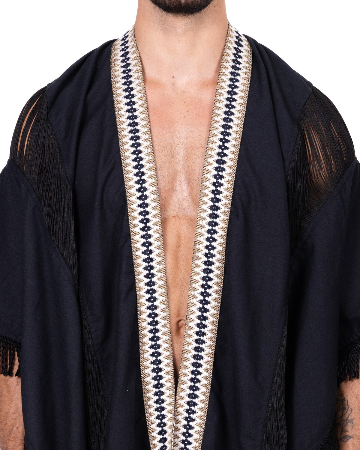 Detalle Kimono negro con flecos y ribete bordado Anaia