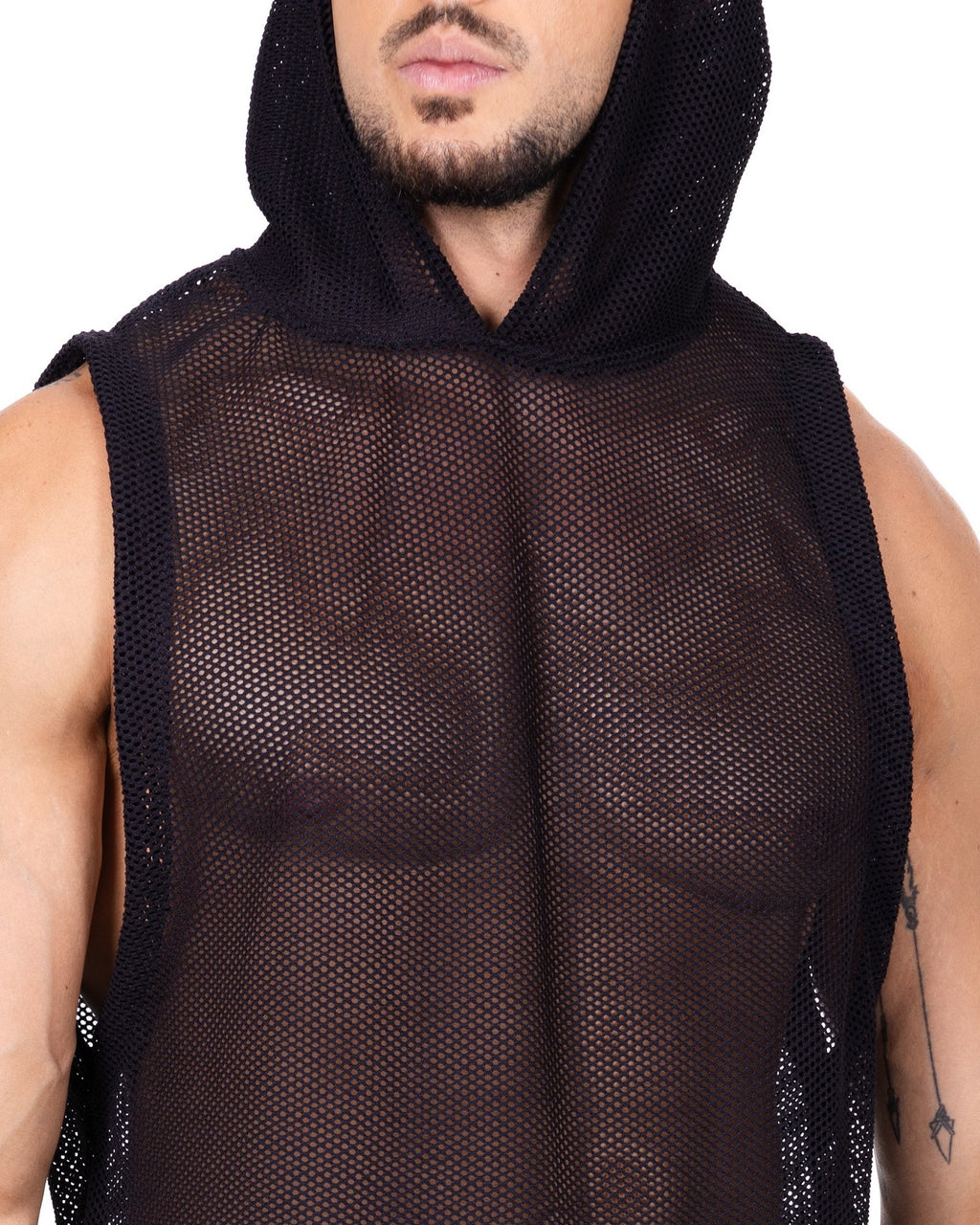 Detalle Camiseta de malla negra con capota Anaia
